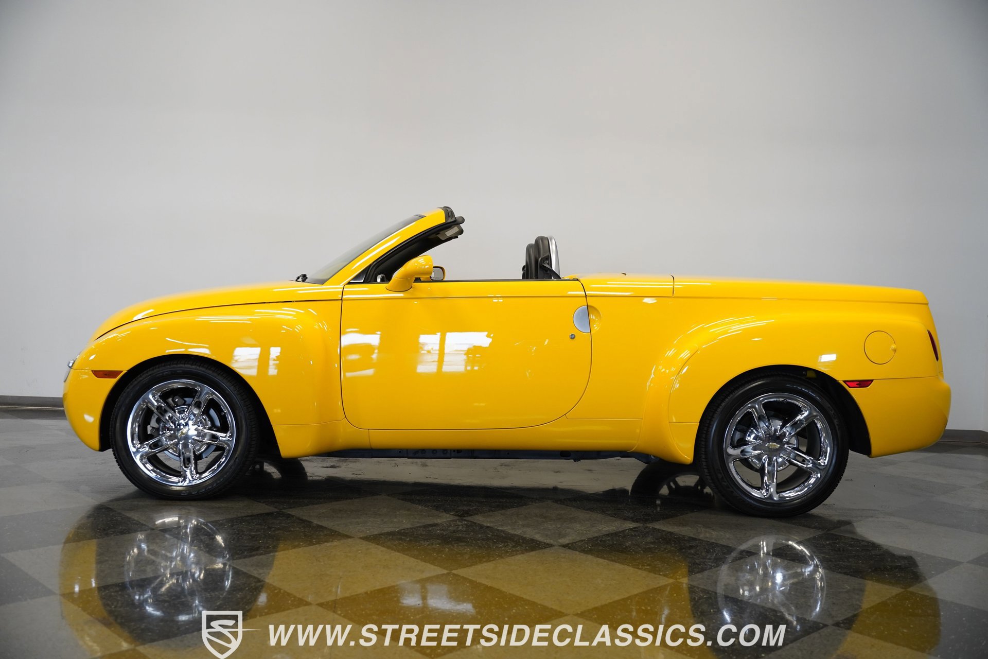 Used 2005 Chevrolet SSR w/ Preferred Equipment Group image 2