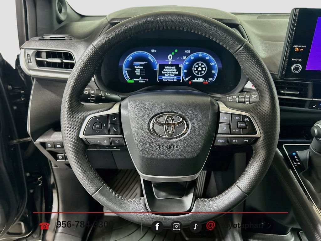 Used 2025 Toyota Sienna Platinum FWD image 10