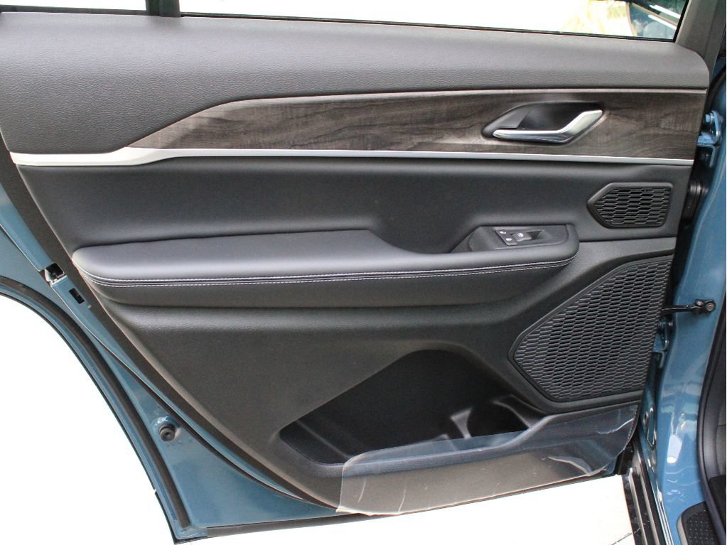 New 2026 Jeep Grand Cherokee L Limited w/ Limited Altitude Package AWD/4WD image 31