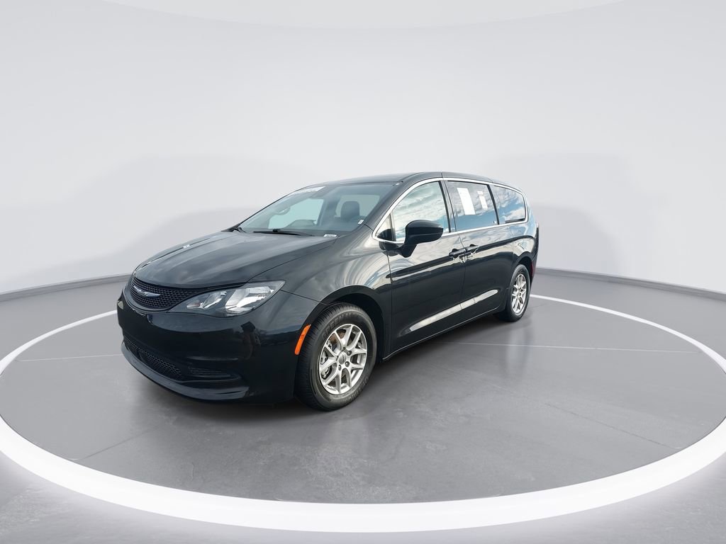 Used 2023 Chrysler Voyager LX image 4