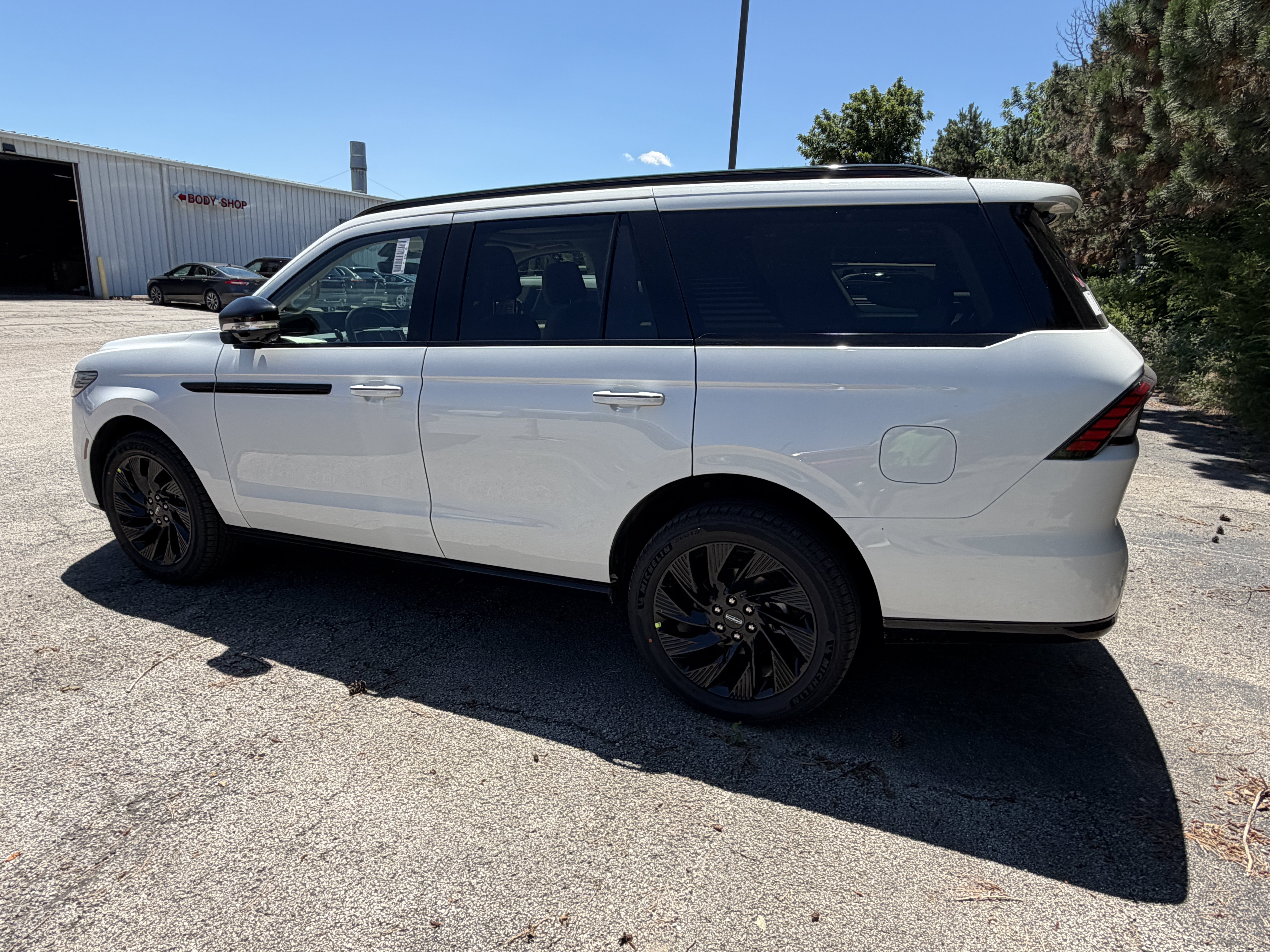 New 2027 Lincoln Navigator Reserve w/ Jet Appearance Package AWD/4WD image 7