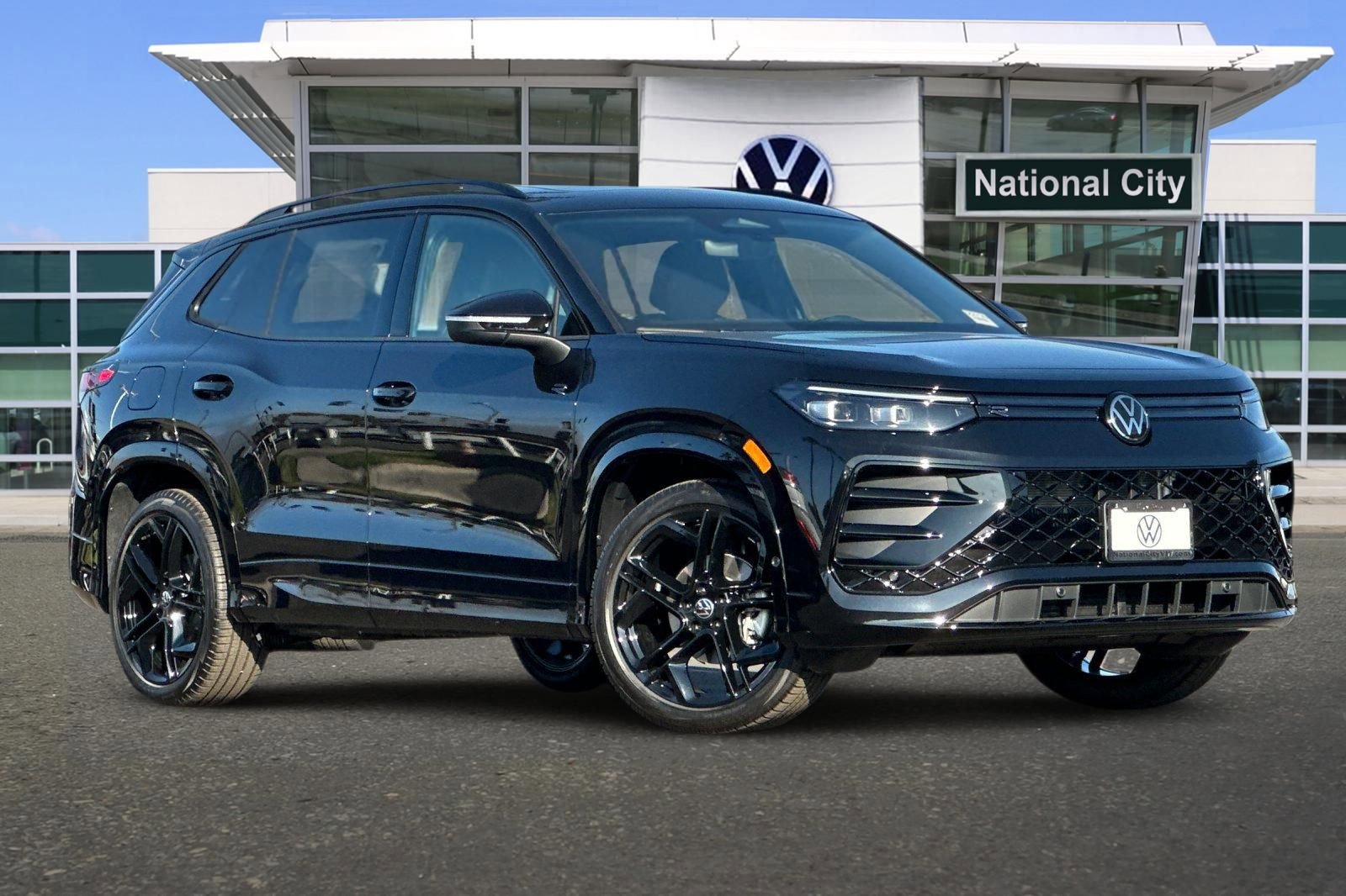 New 2026 Volkswagen Tiguan SE R-Line FWD image 2