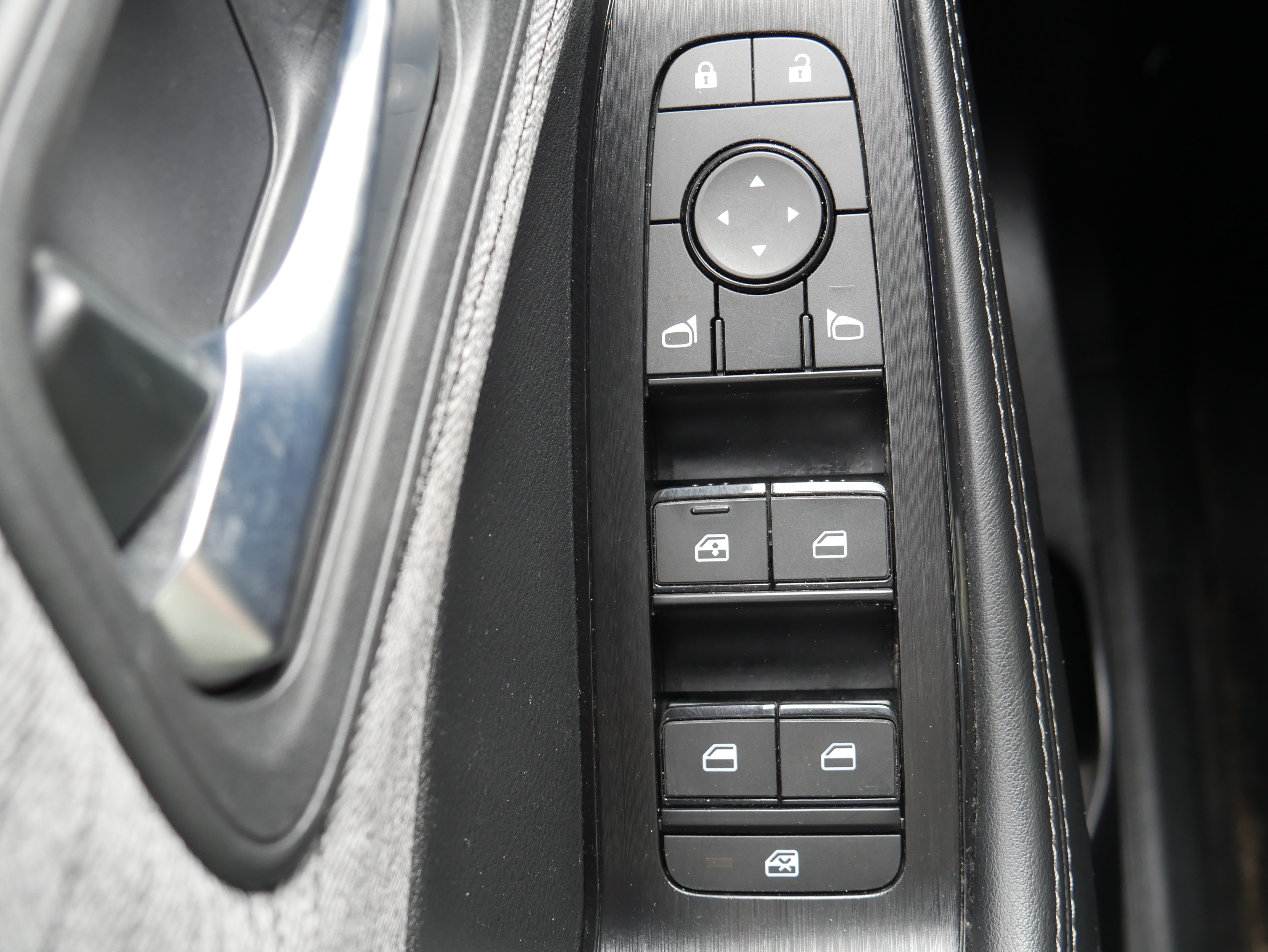 Used 2023 Nissan Rogue SV AWD/4WD image 28