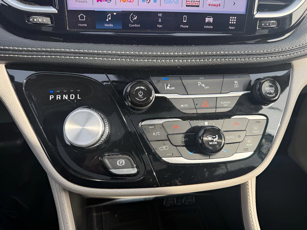 Used 2023 Chrysler Pacifica Limited image 19