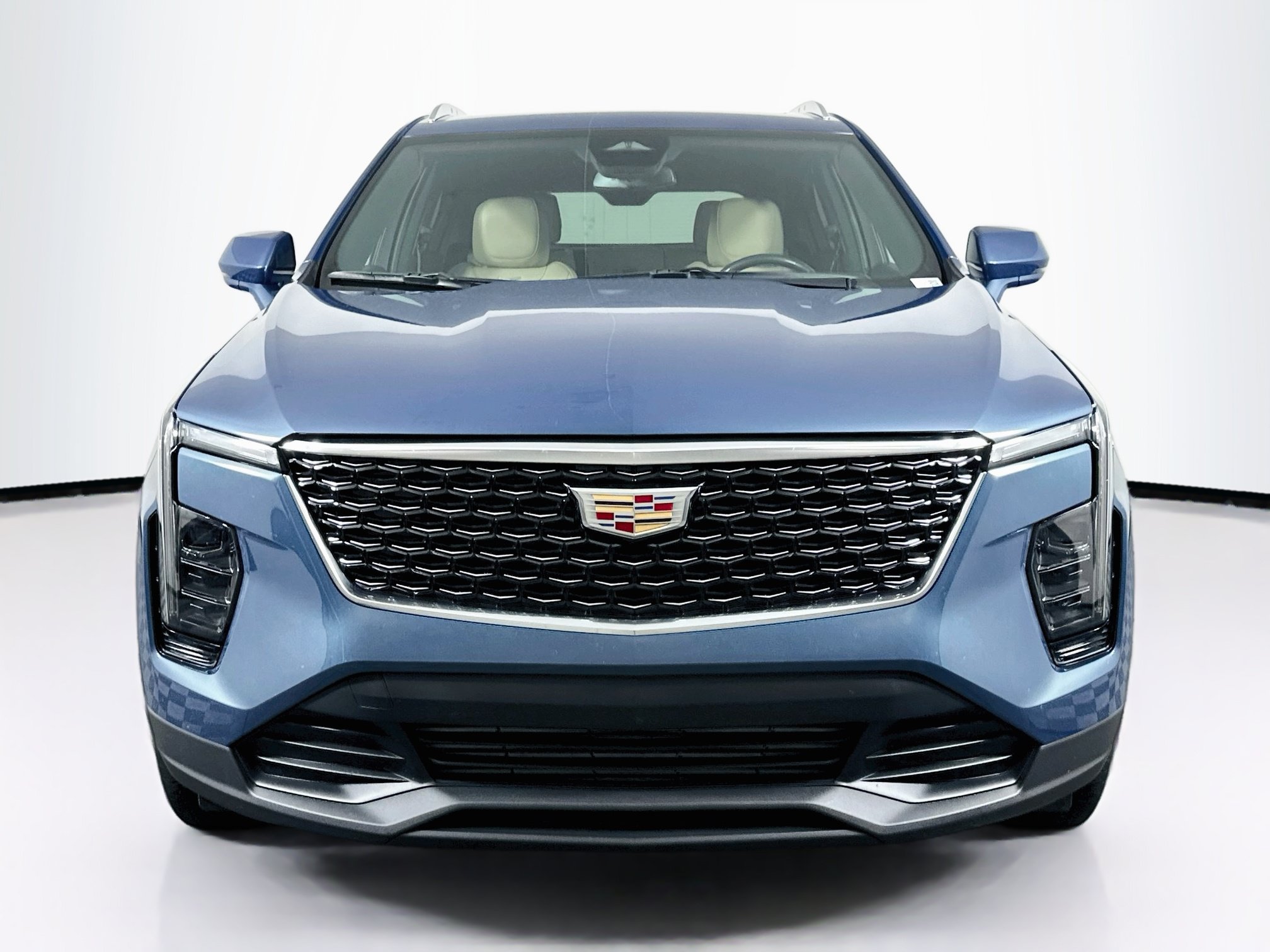 Used 2024 Cadillac XT4 Luxury w/ Cold Weather Package FWD image 2