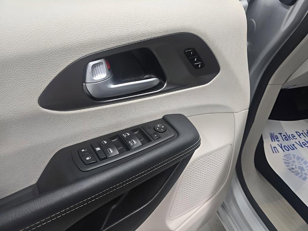 Used 2024 Chrysler Pacifica Touring-L image 10
