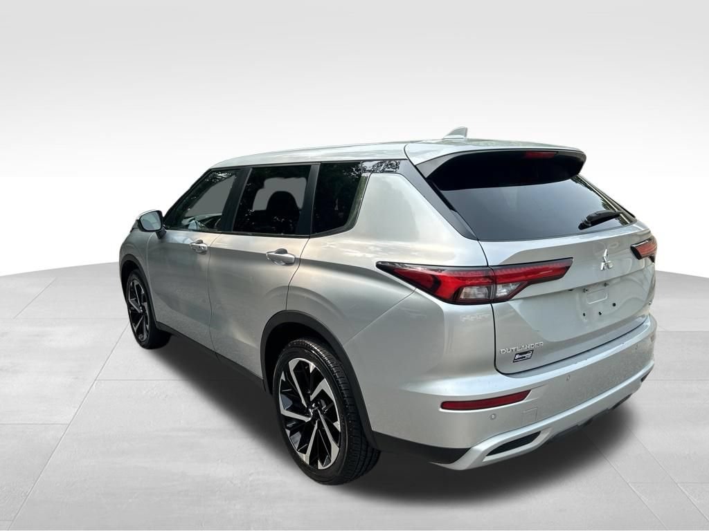 Used 2024 Mitsubishi Outlander SE FWD image 3