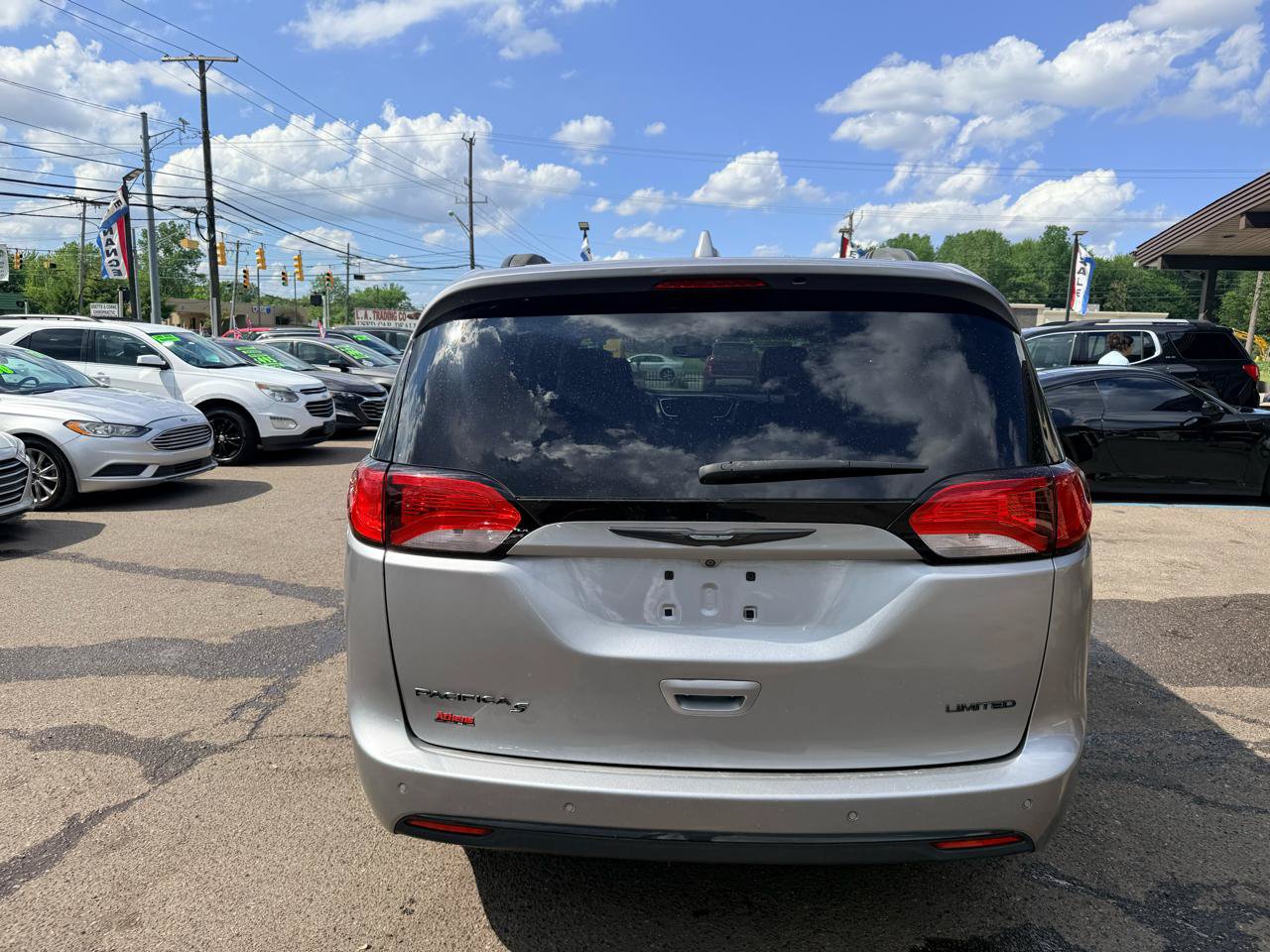 Used 2018 Chrysler Pacifica Limited w/ S Appearance Package FWD image 6