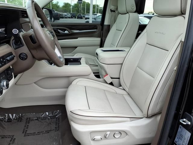 Used 2023 GMC Yukon Denali w/ Advanced Technology Package AWD/4WD image 5