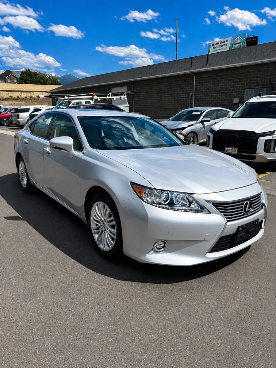 Used 2014 Lexus ES 350 w/ Luxury Package FWD image 3