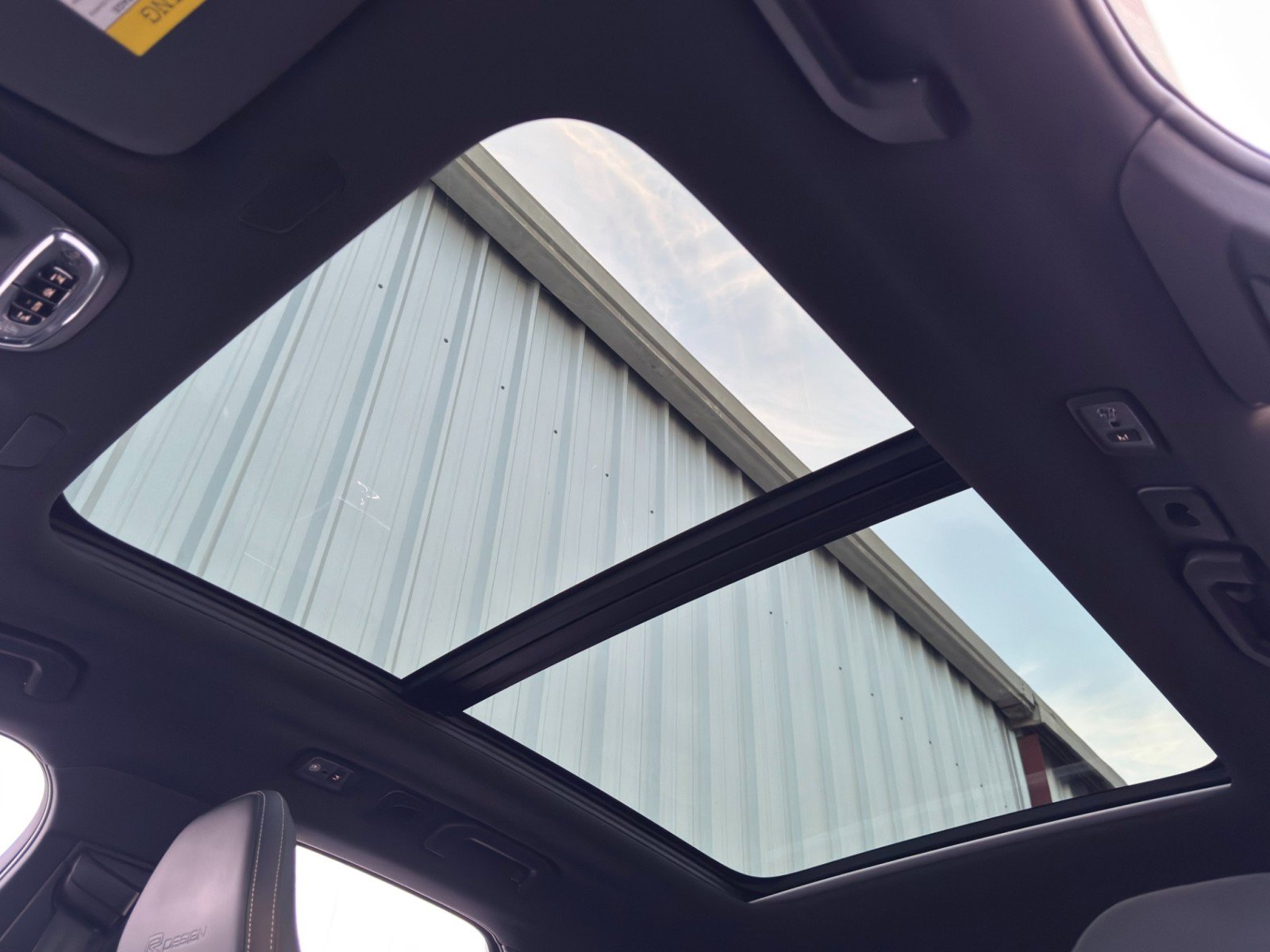 Used 2019 Volvo XC60 T5 R-Design w/ Protection Package image 11