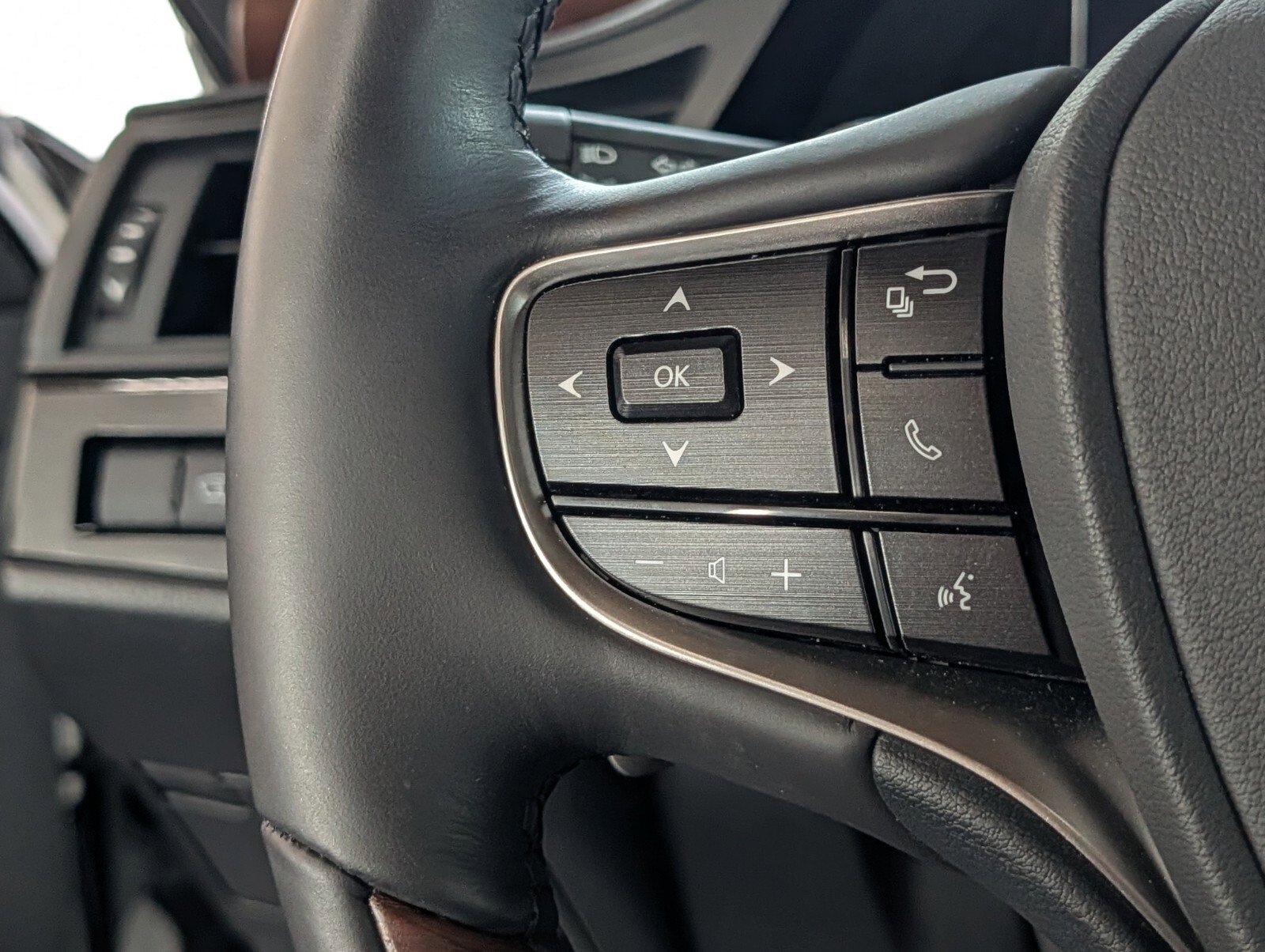 Used 2023 Lexus ES 350 Ultra Luxury w/ Accessory Package (Z2) image 18