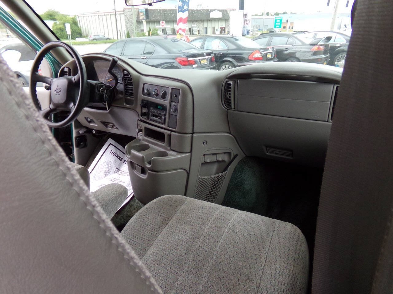 Used 1998 Chevrolet Astro w/ Convenience Group RWD image 32