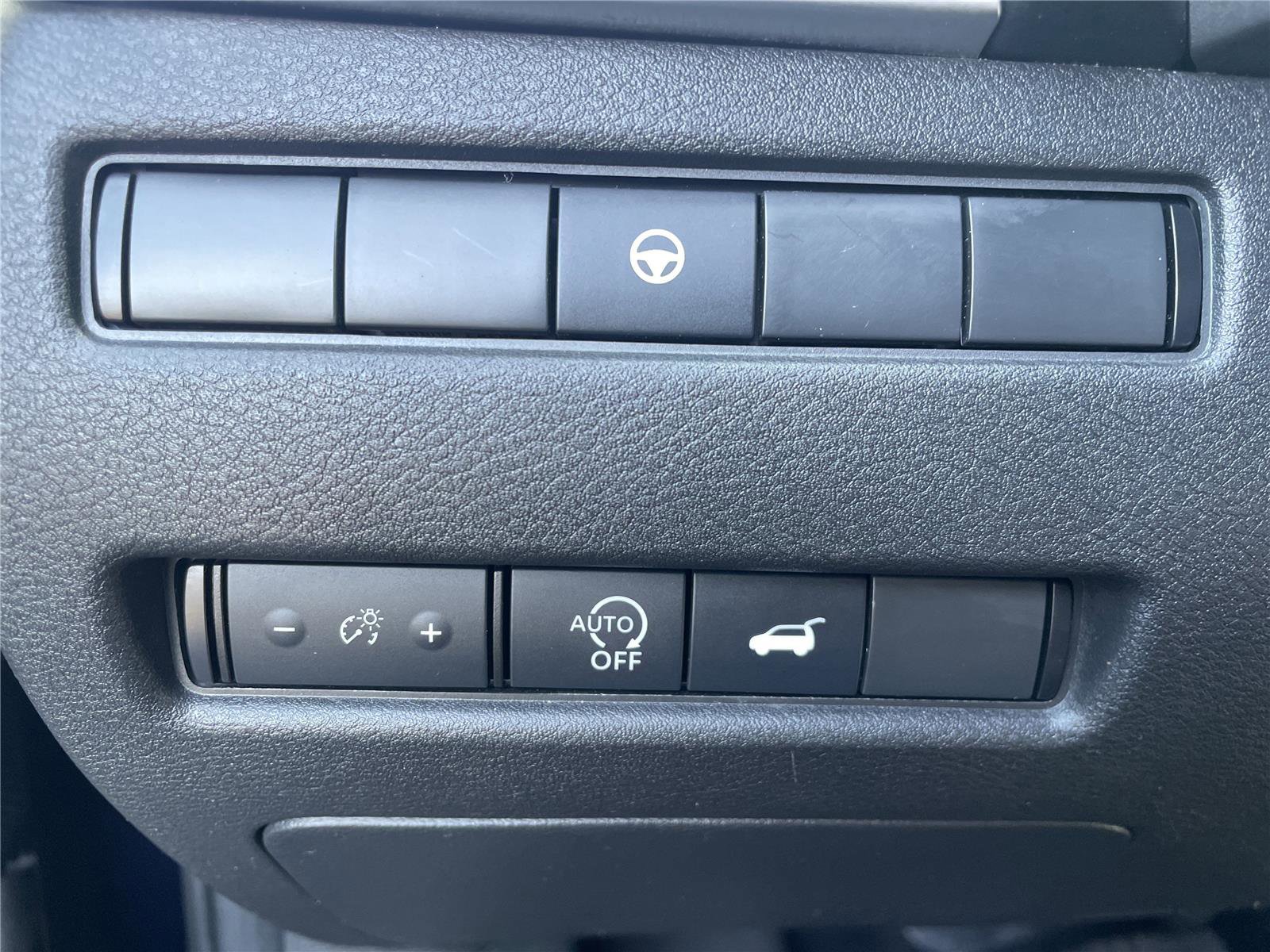 Used 2025 Nissan Rogue SV image 11