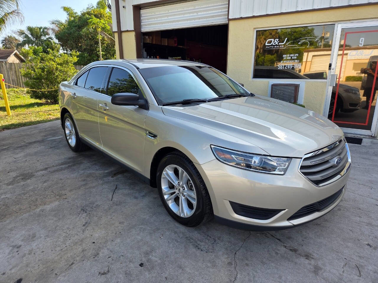 Used 2018 Ford Taurus SE FWD image 1