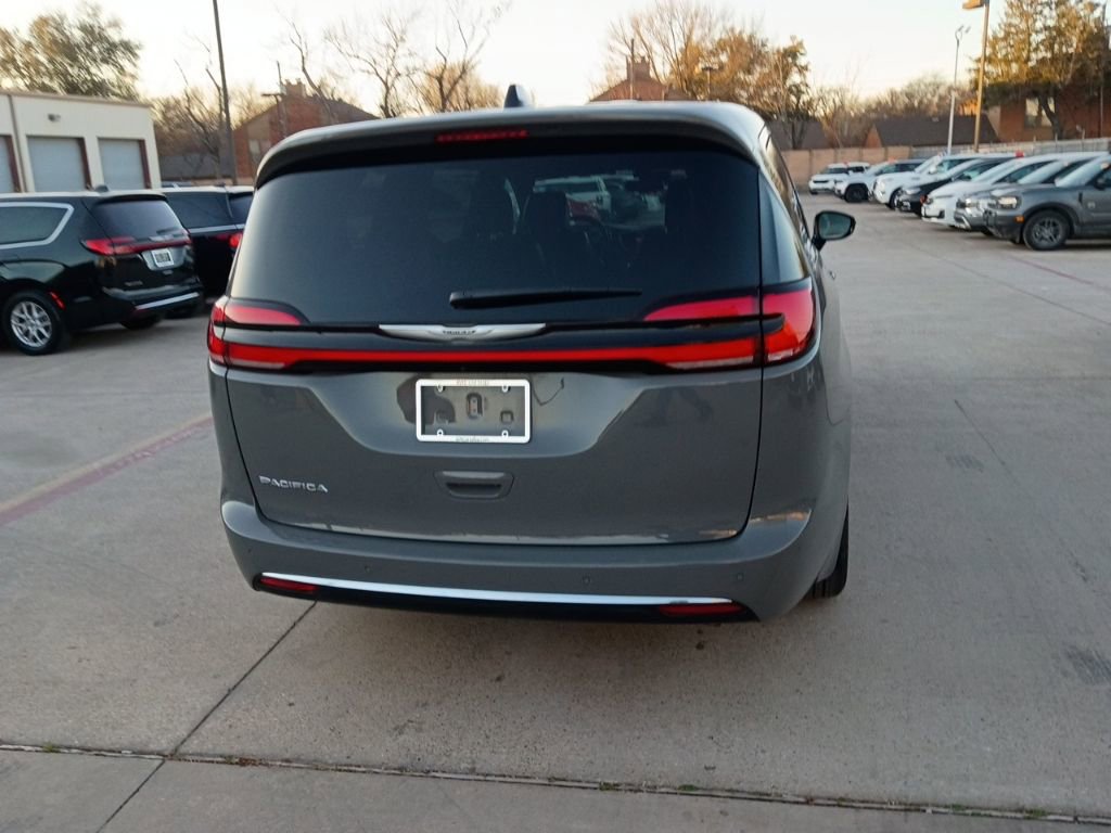 Used 2025 Chrysler Pacifica Select image 10