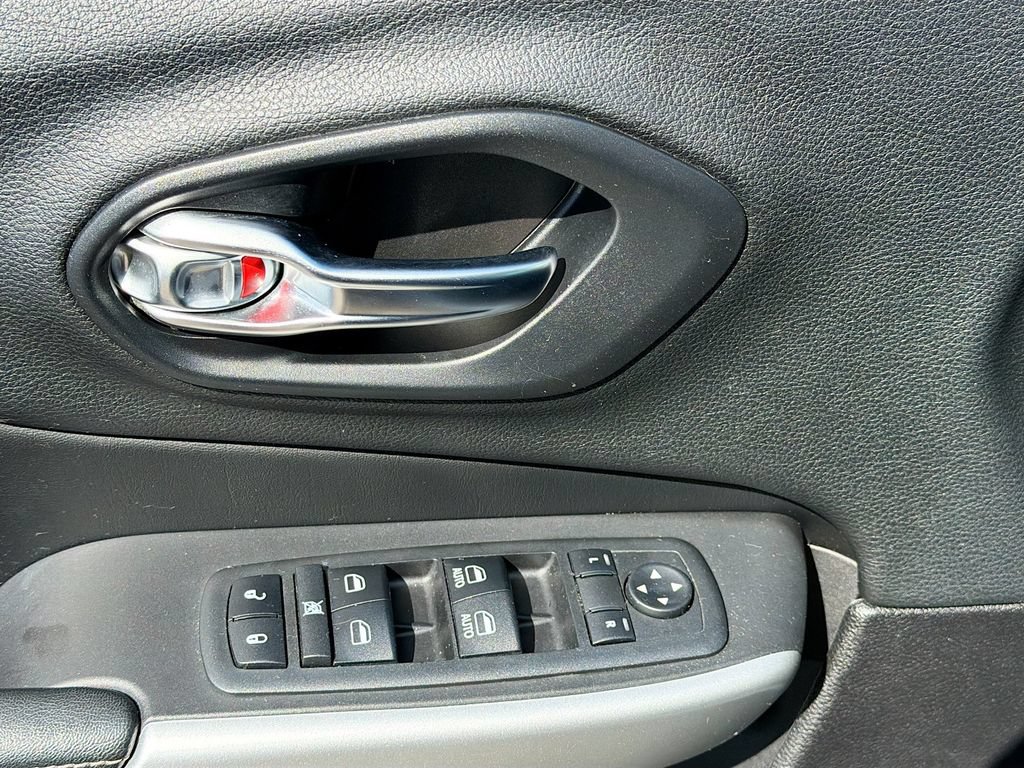 Used 2018 Jeep Cherokee Latitude Plus w/ Cold Weather Group FWD image 20