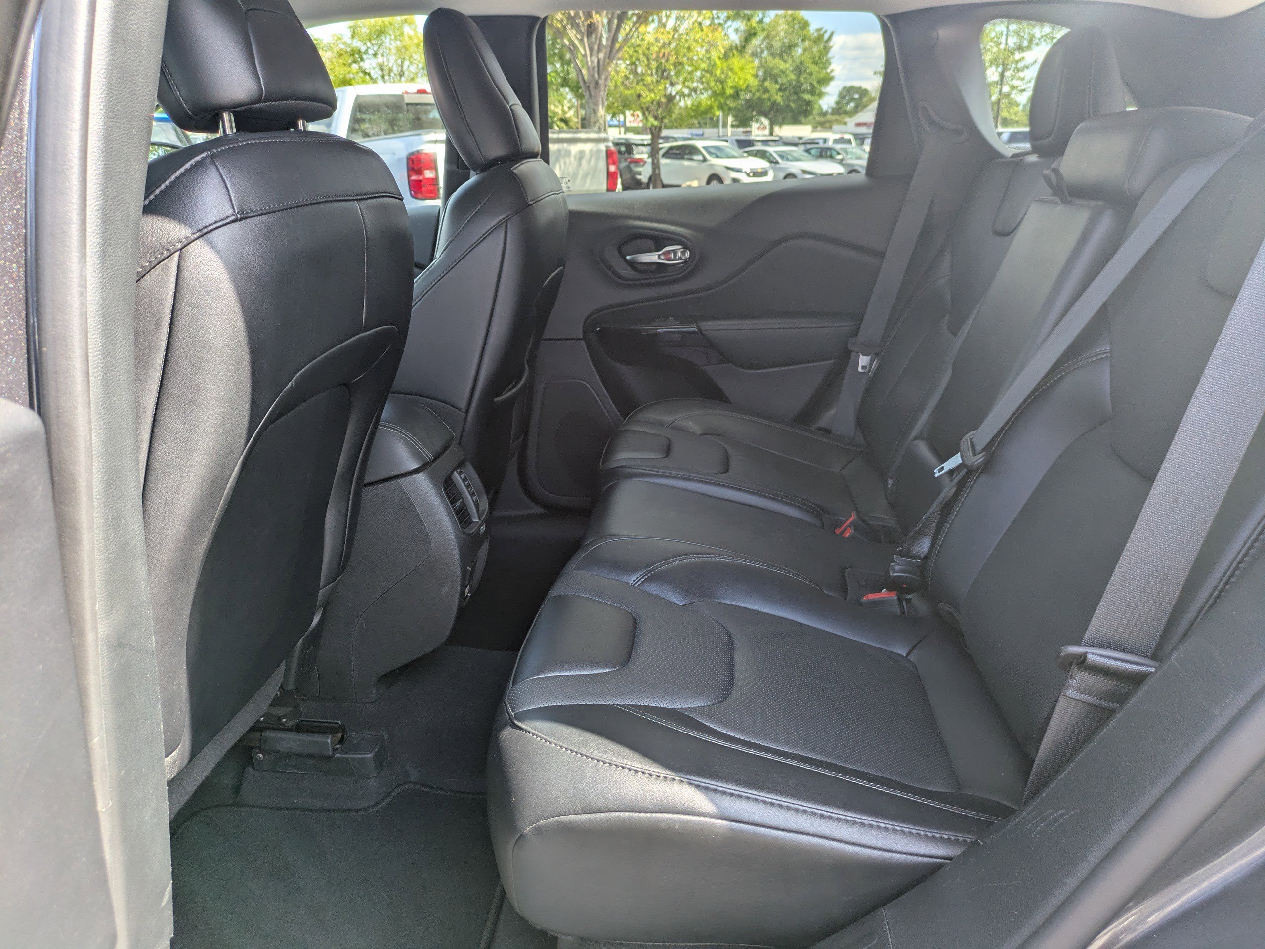 Used 2023 Jeep Cherokee Altitude Lux image 15