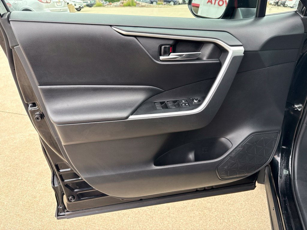 Used 2020 Toyota RAV4 XLE w/ Convenience Package AWD/4WD image 18