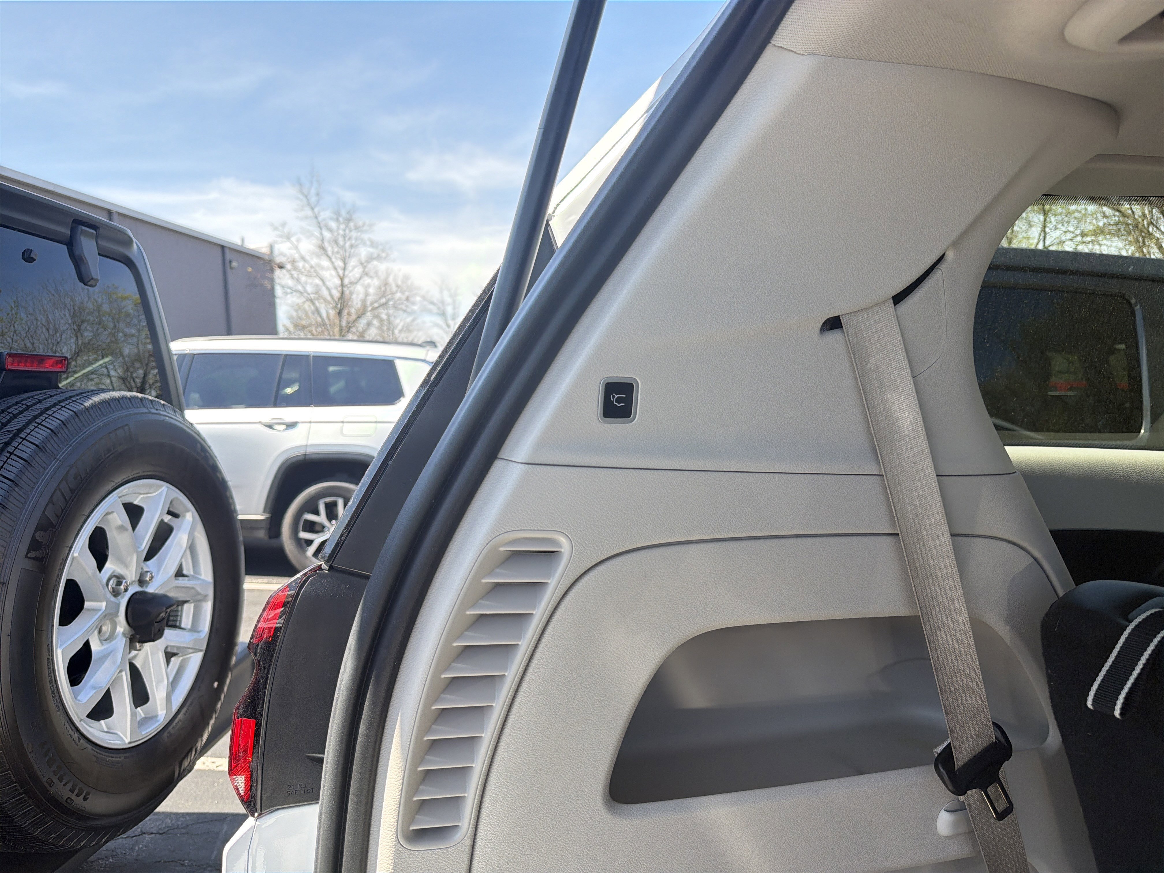 Used 2023 Chrysler Pacifica Touring-L image 9