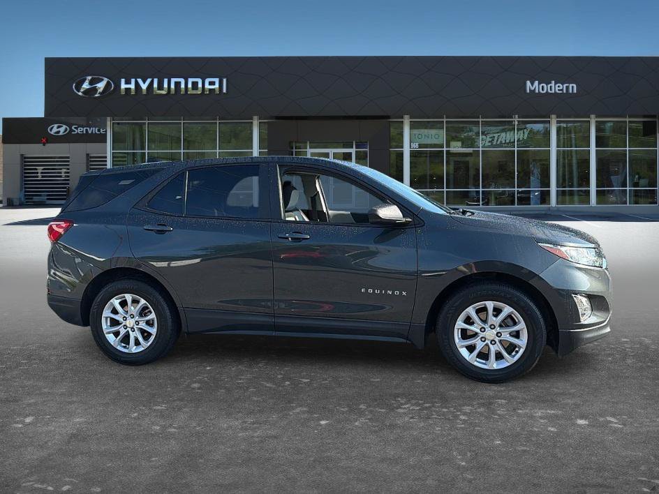 Used 2020 Chevrolet Equinox LS w/ LS Convenience Package FWD image 4