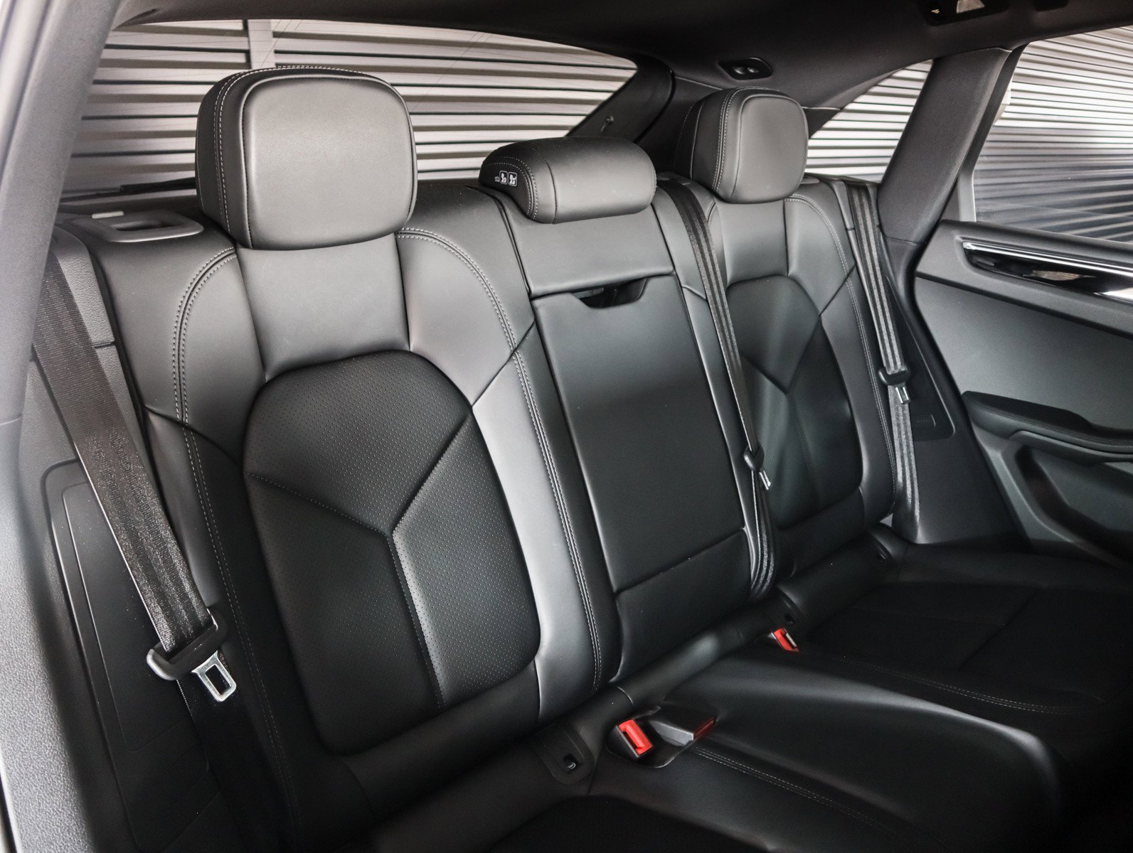 Certified 2026 Porsche Macan AWD/4WD image 6