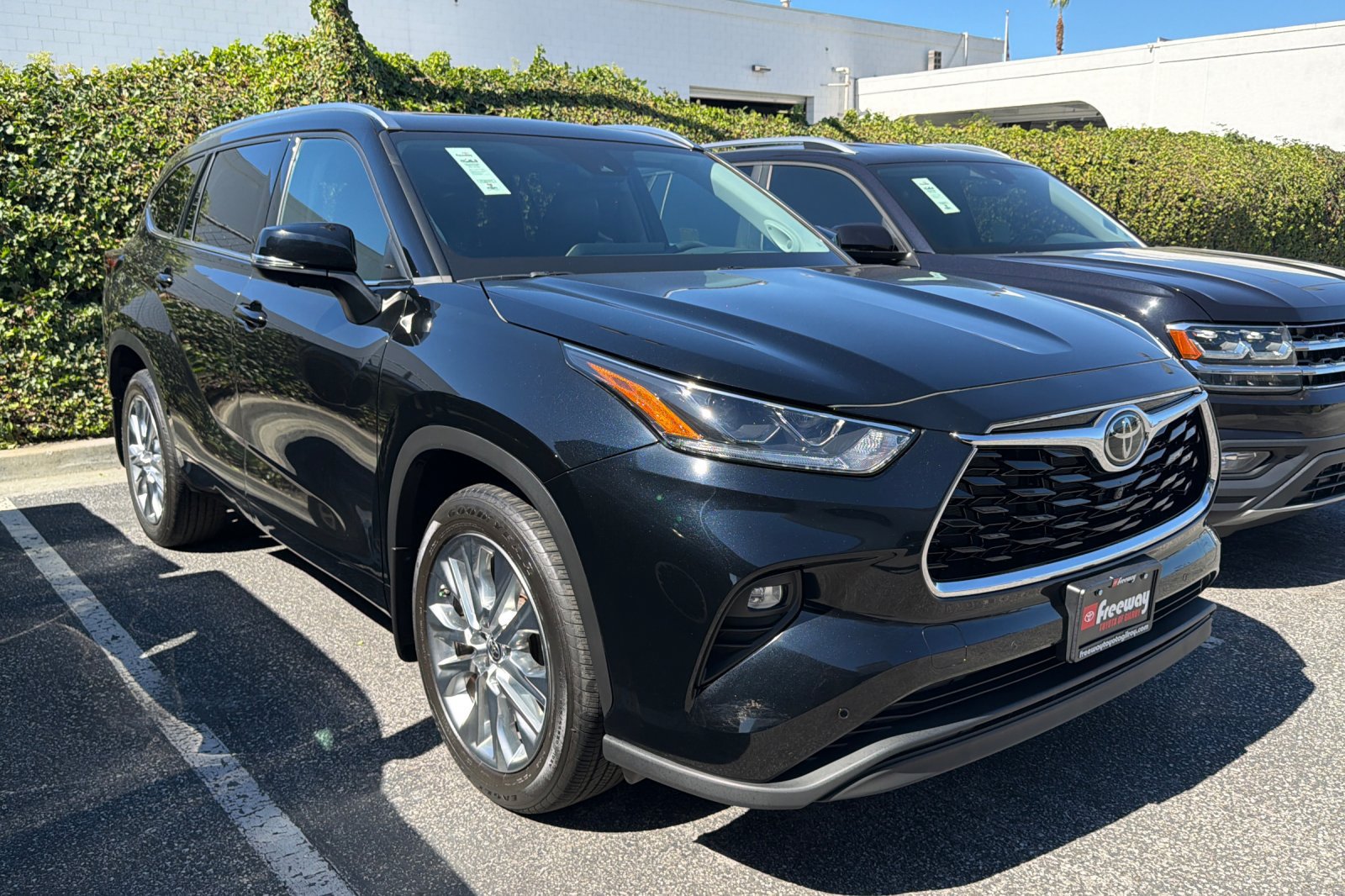 Used 2024 Toyota Highlander Limited AWD/4WD image 2