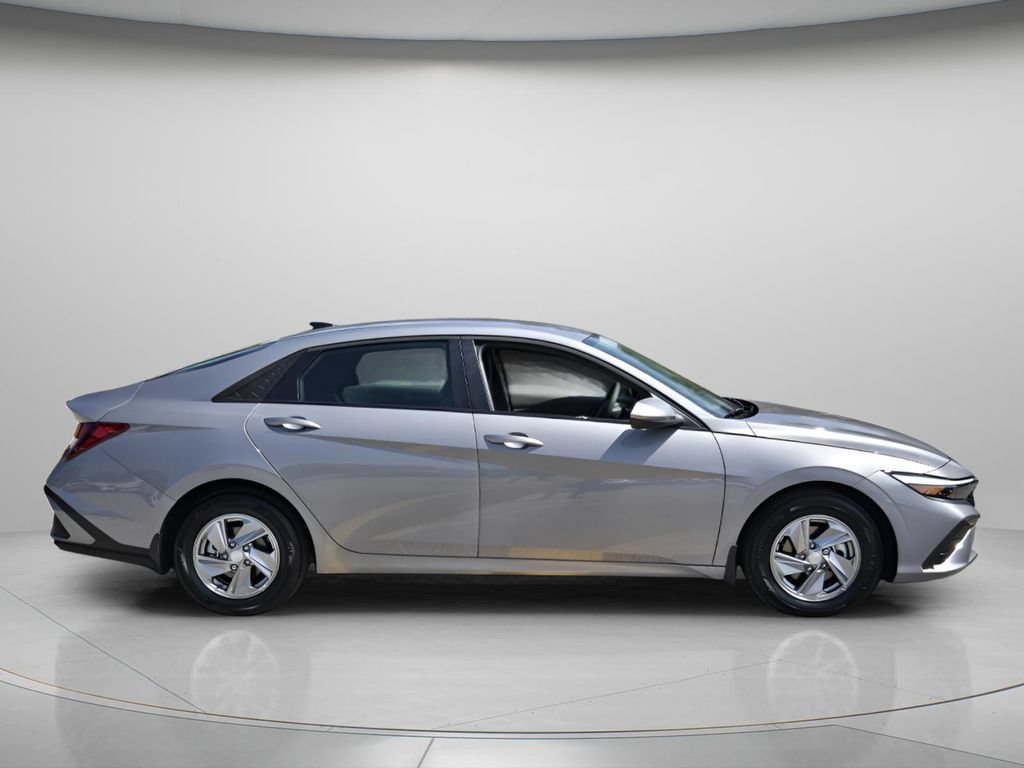 Certified 2026 Hyundai Elantra SE w/ Cargo Package FWD image 5