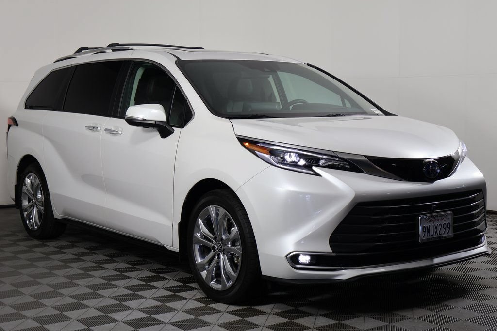 Used 2024 Toyota Sienna Platinum FWD image 3