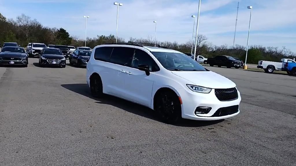 Used 2025 Chrysler Pacifica Limited image 2