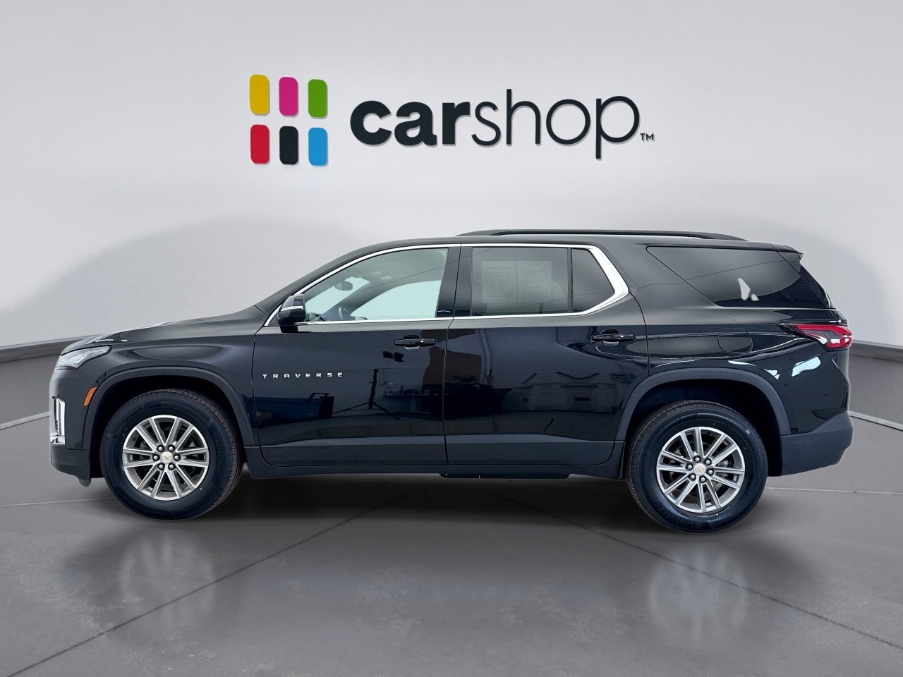 Used 2023 Chevrolet Traverse LT image 2