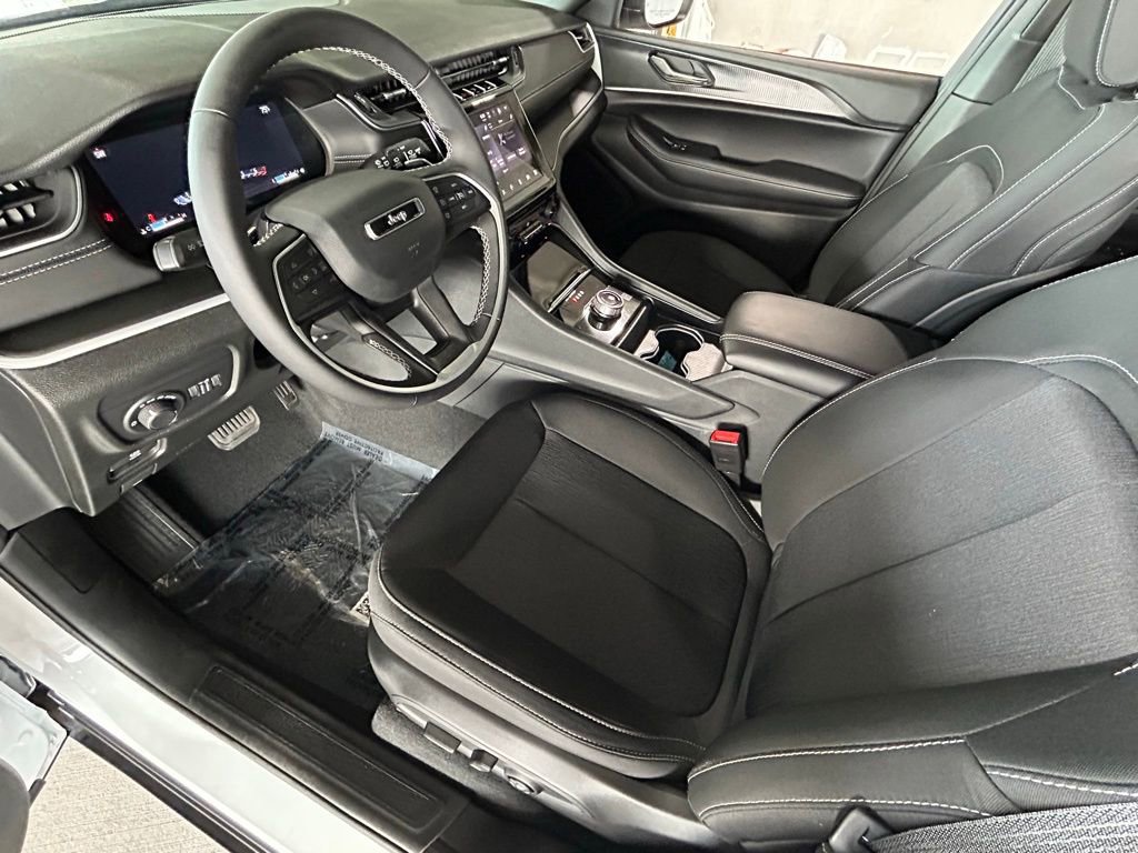 Used 2025 Jeep Grand Cherokee Laredo image 47
