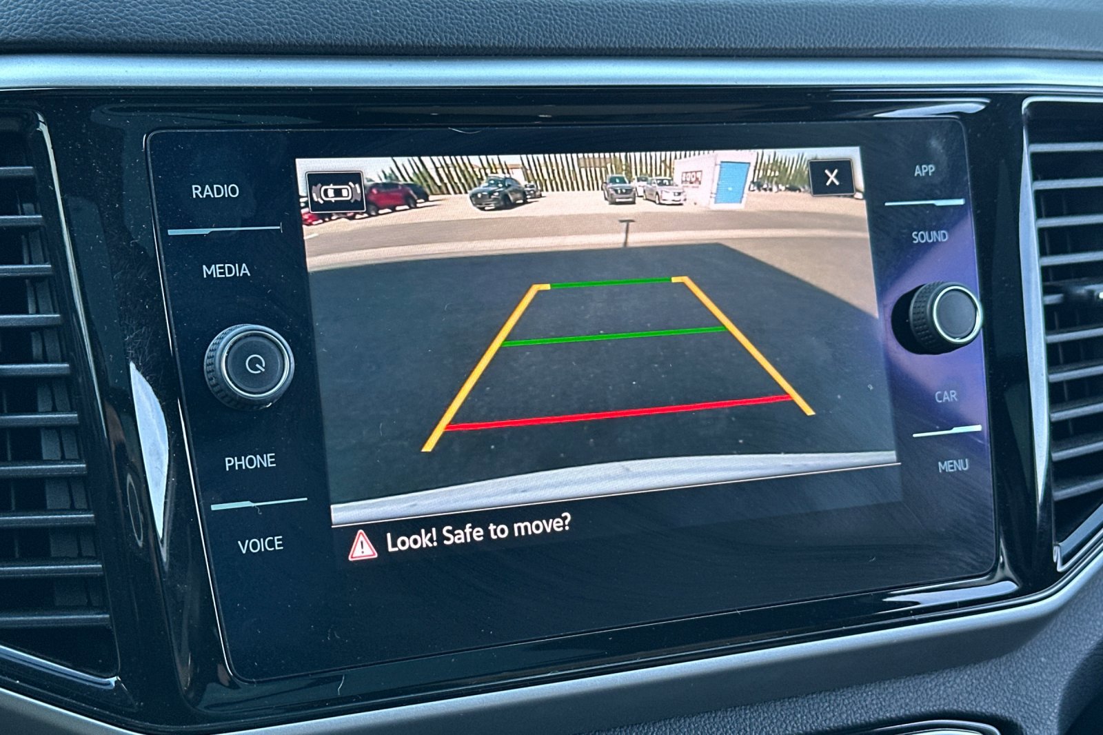 Used 2022 Volkswagen Atlas Cross Sport SE image 19