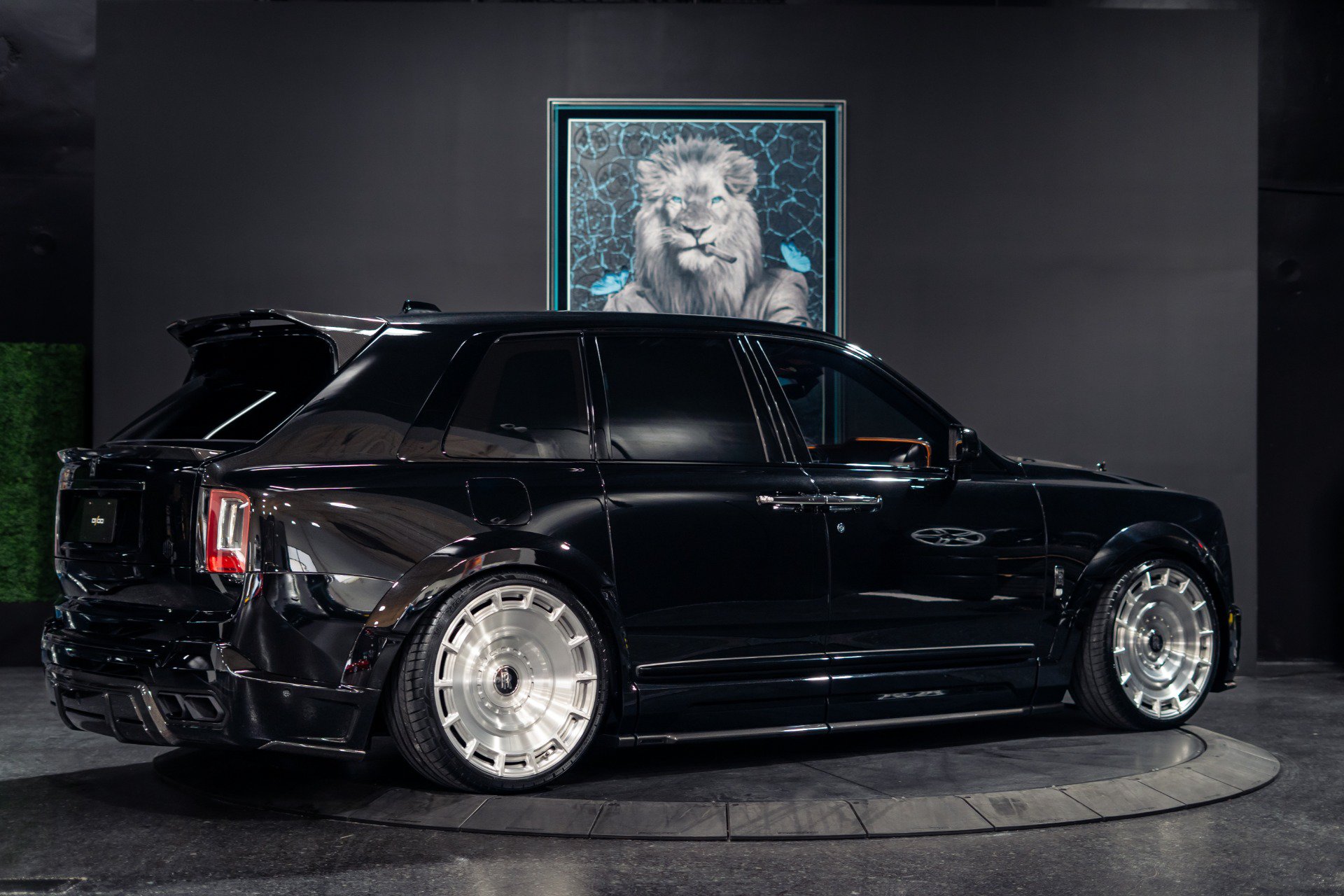 Used 2022 Rolls-Royce Cullinan Black Badge w/ Dark Exterior Package AWD/4WD image 50
