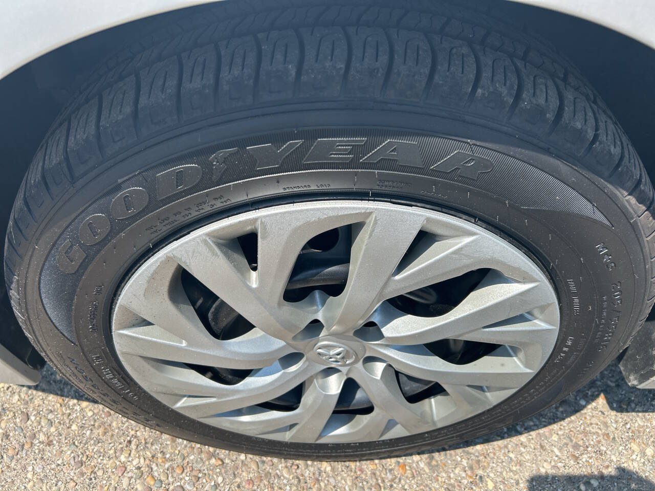 Used 2017 Toyota Corolla LE FWD image 2