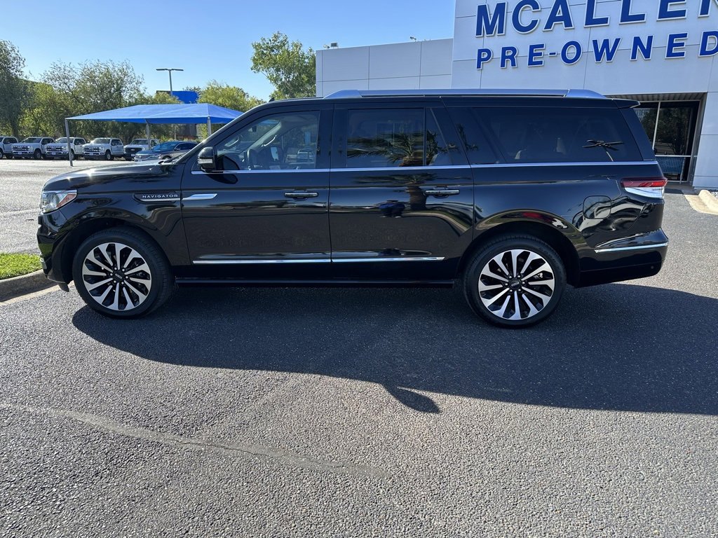 Used 2023 Lincoln Navigator L Reserve image 3