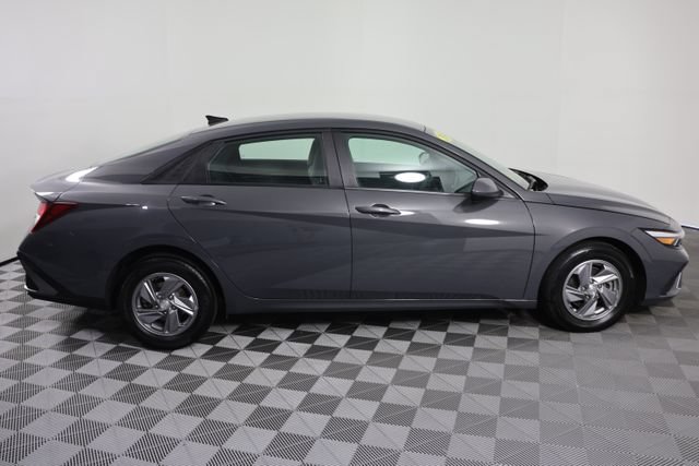 Certified 2024 Hyundai Elantra SE FWD image 9