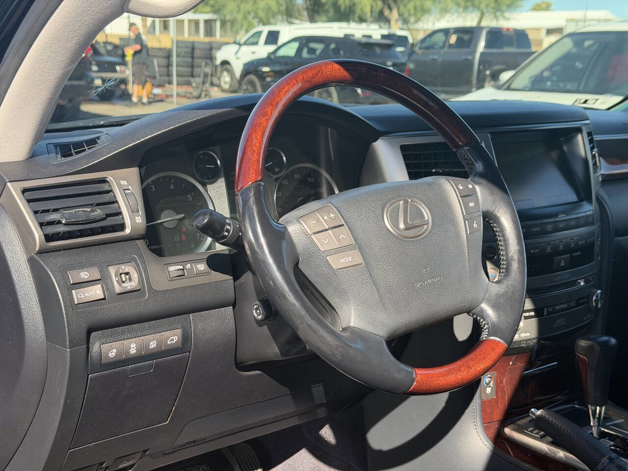 Used 2015 Lexus LX 570 4WD w/ Luxury Package image 14