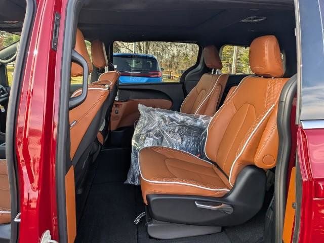 New 2026 Chrysler Pacifica Pinnacle image 9