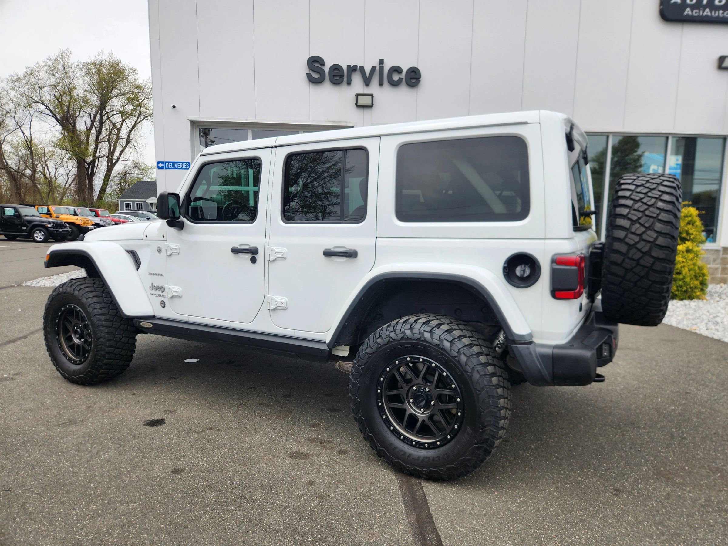 Used 2018 Jeep Wrangler Unlimited Sahara w/ Dual Top Group AWD/4WD image 11