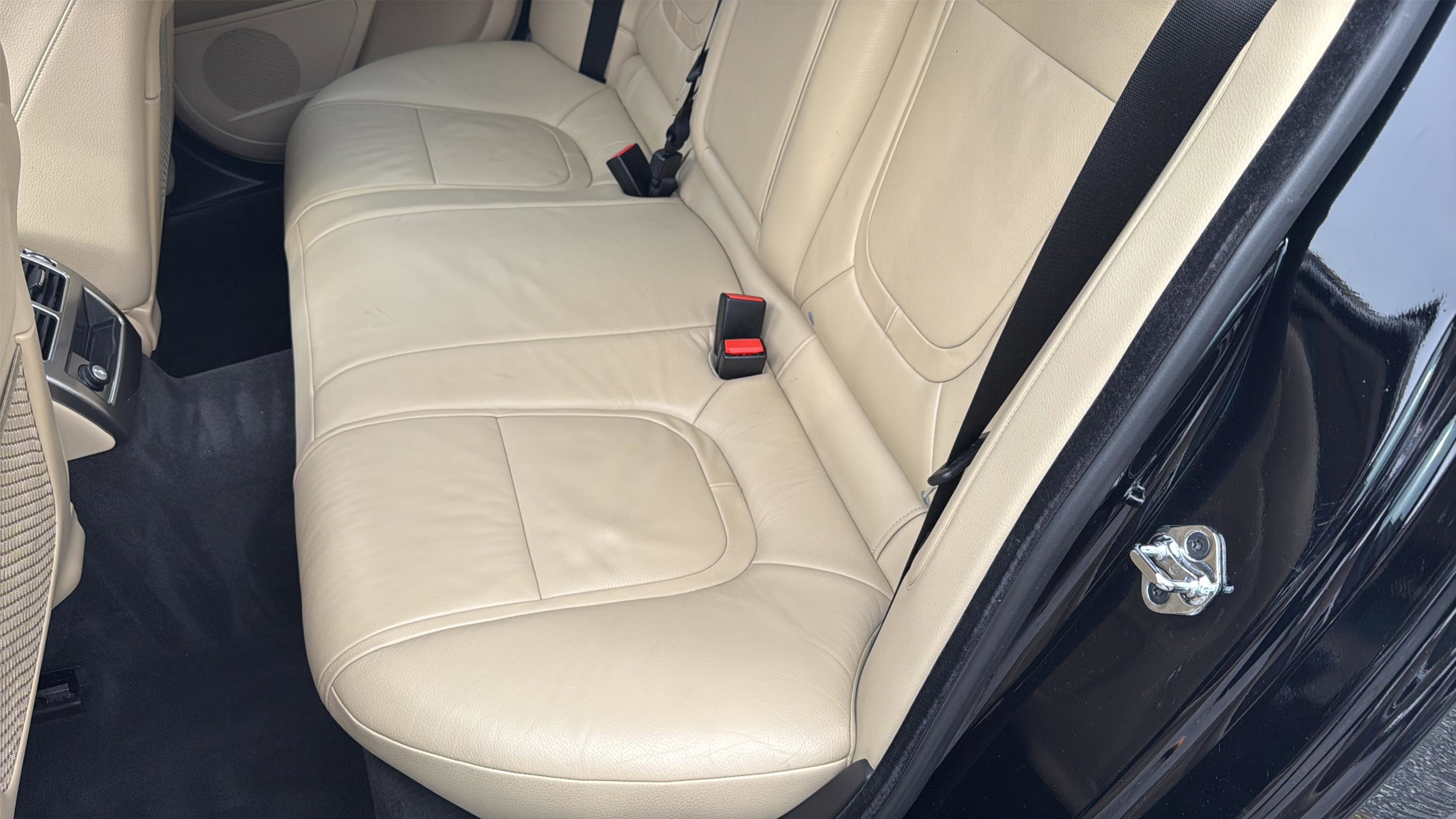 Used 2012 Jaguar XF image 19