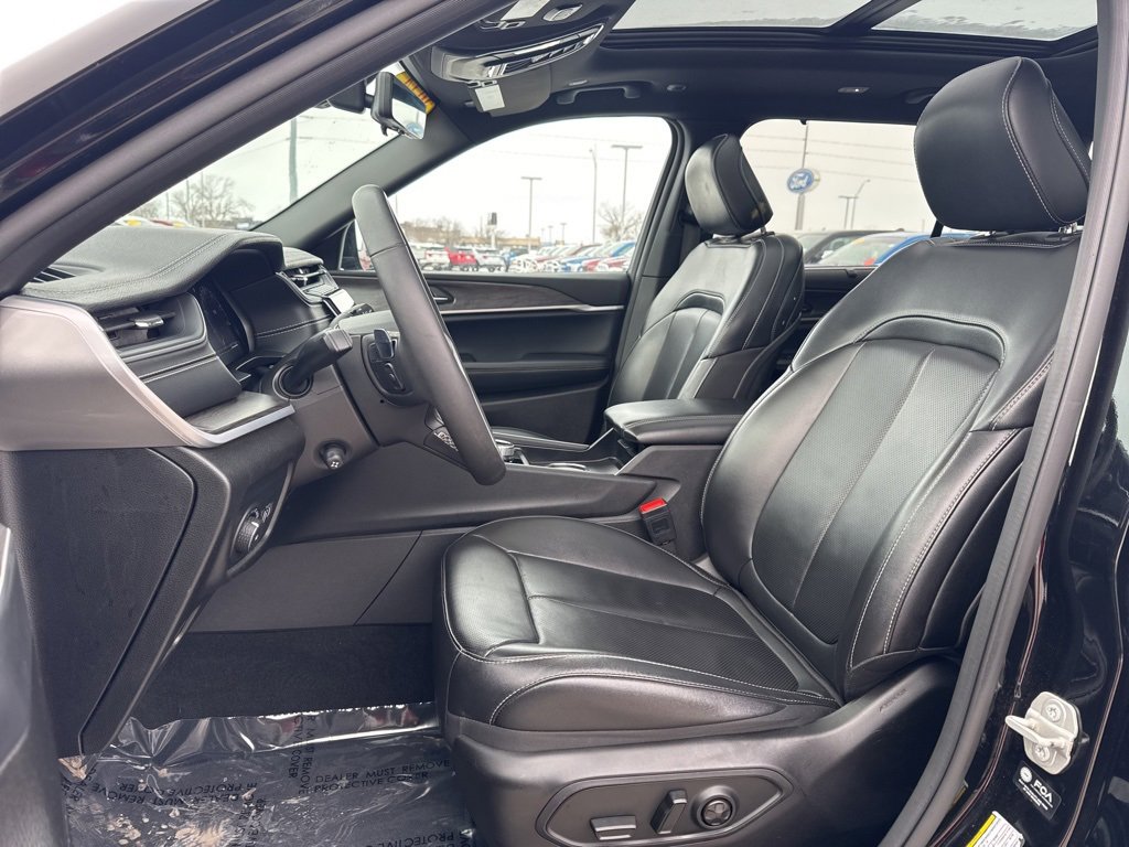 Certified 2024 Jeep Grand Cherokee L Limited w/ Luxury Tech Group II image 4