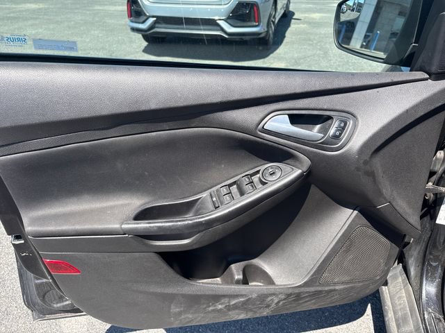 Used 2016 Ford Focus SE w/ SE Cold Weather Package FWD image 15