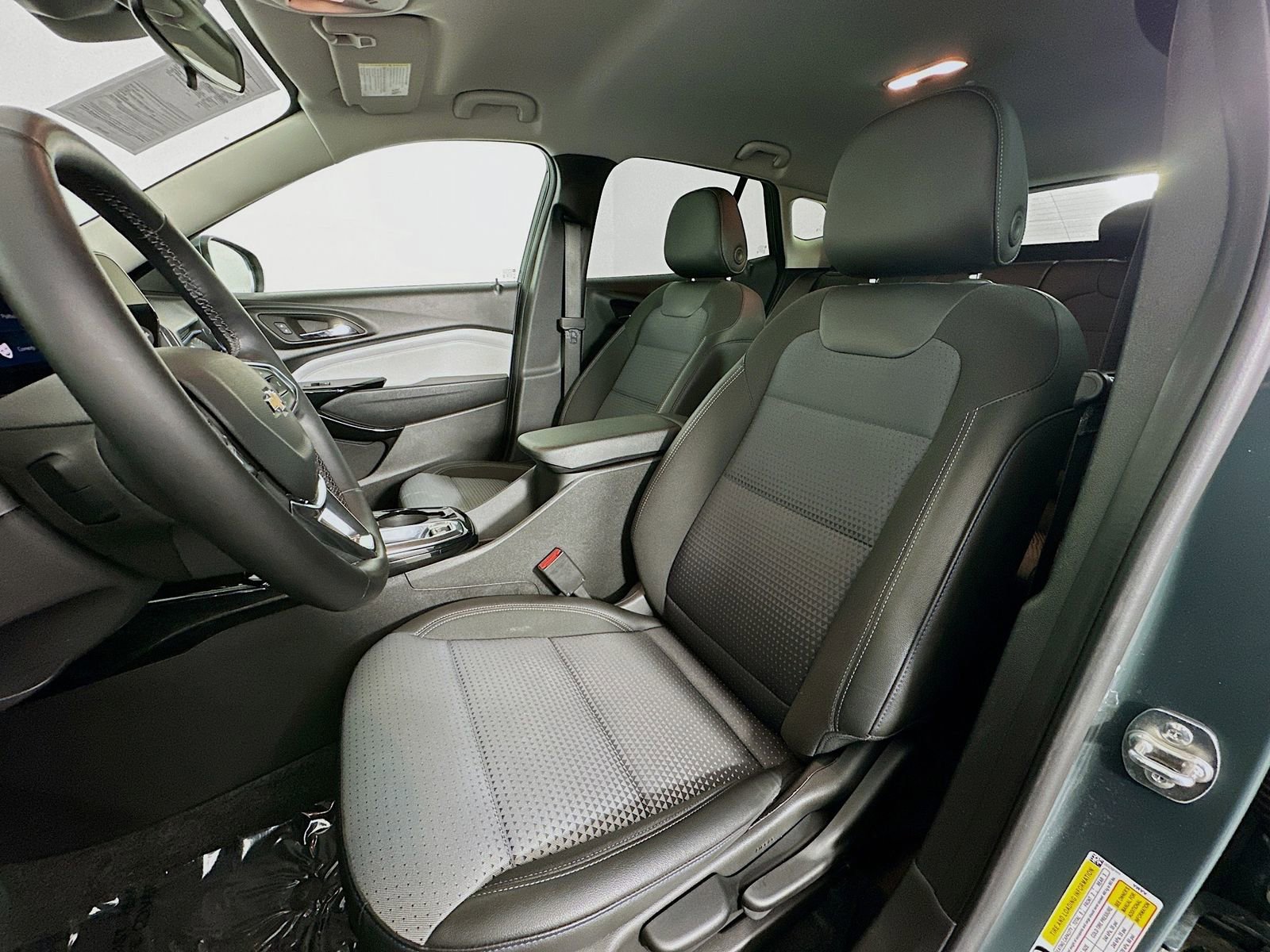 Used 2025 Chevrolet Trax LT w/ LT Convenience Package image 22