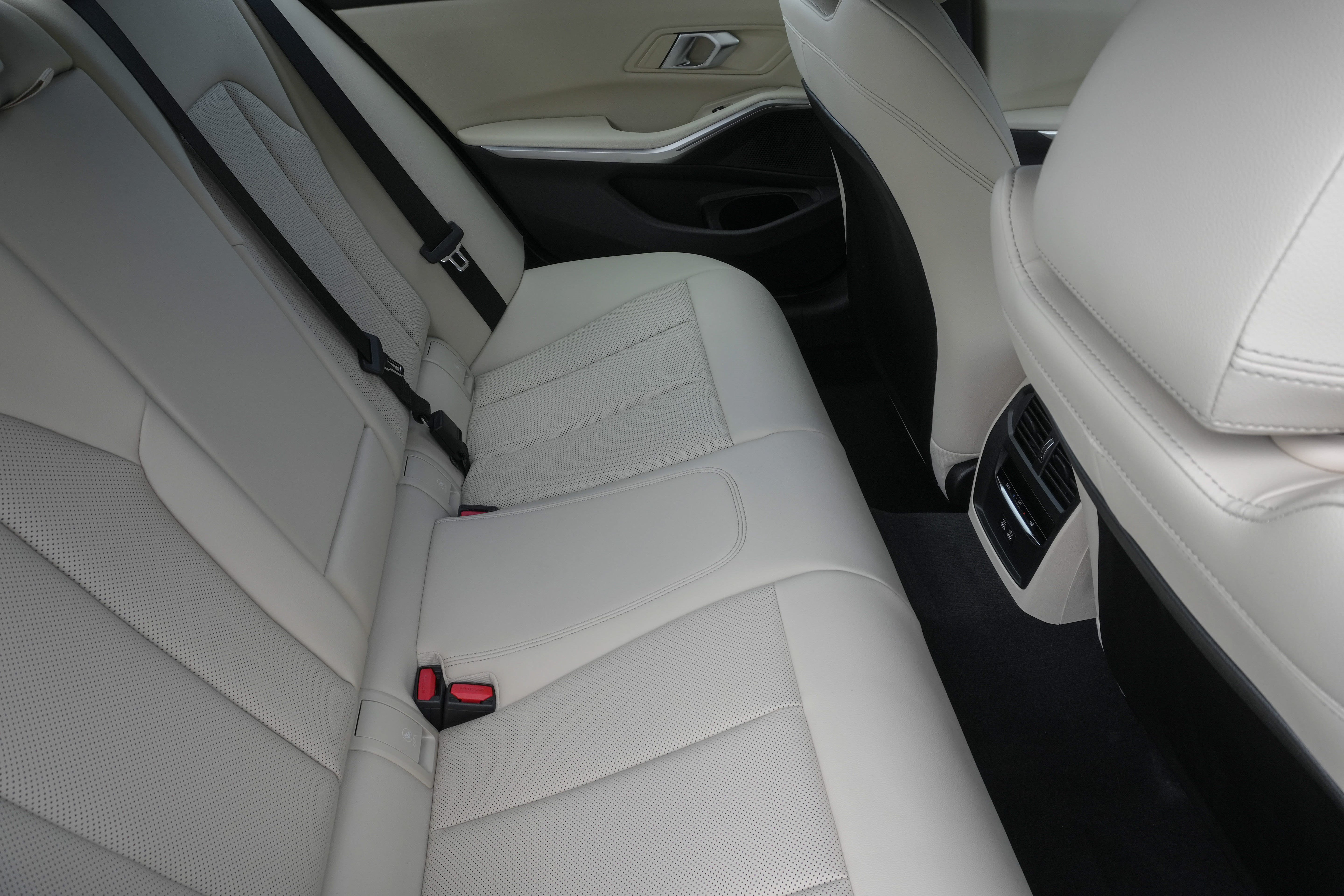 Certified 2025 BMW 330i Sedan RWD image 37