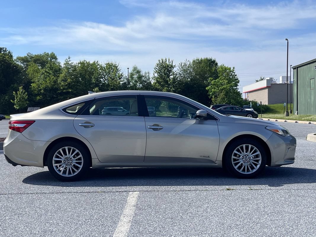 Used 2017 Toyota Avalon Limited w/ All Weather Liner Package FWD image 9