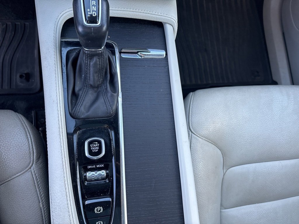 Used 2020 Volvo XC90 T6 Momentum w/ Protection Package Premier image 31