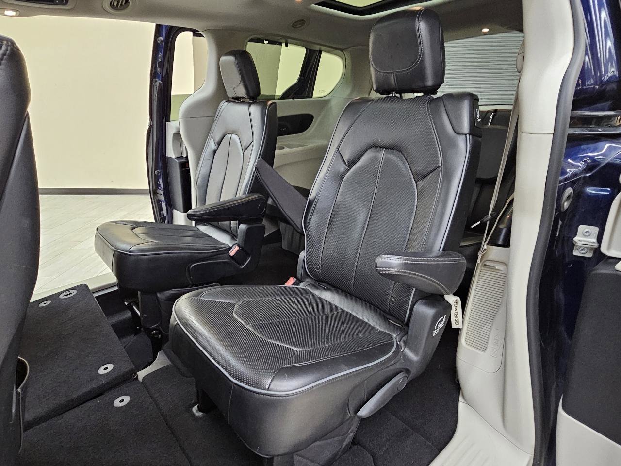 Used 2017 Chrysler Pacifica Limited FWD image 26