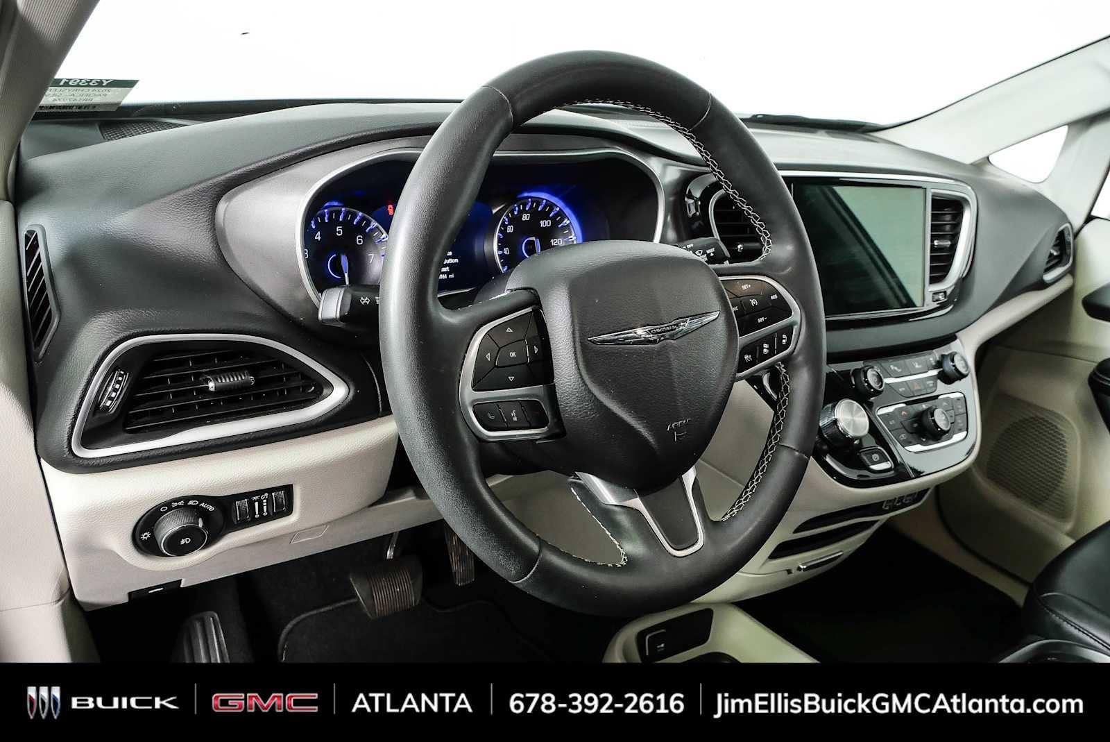 Used 2024 Chrysler Pacifica Touring-L FWD image 4