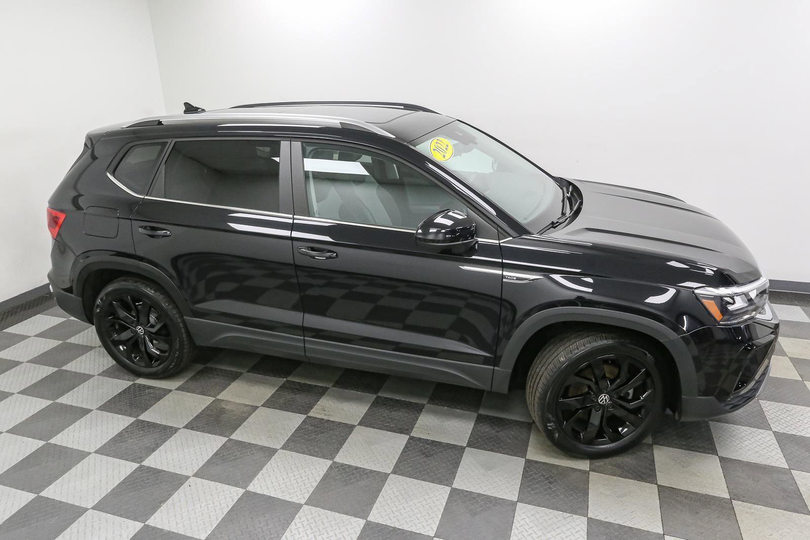 Certified 2022 Volkswagen Taos SE w/ Panoramic Sunroof Package AWD/4WD image 6